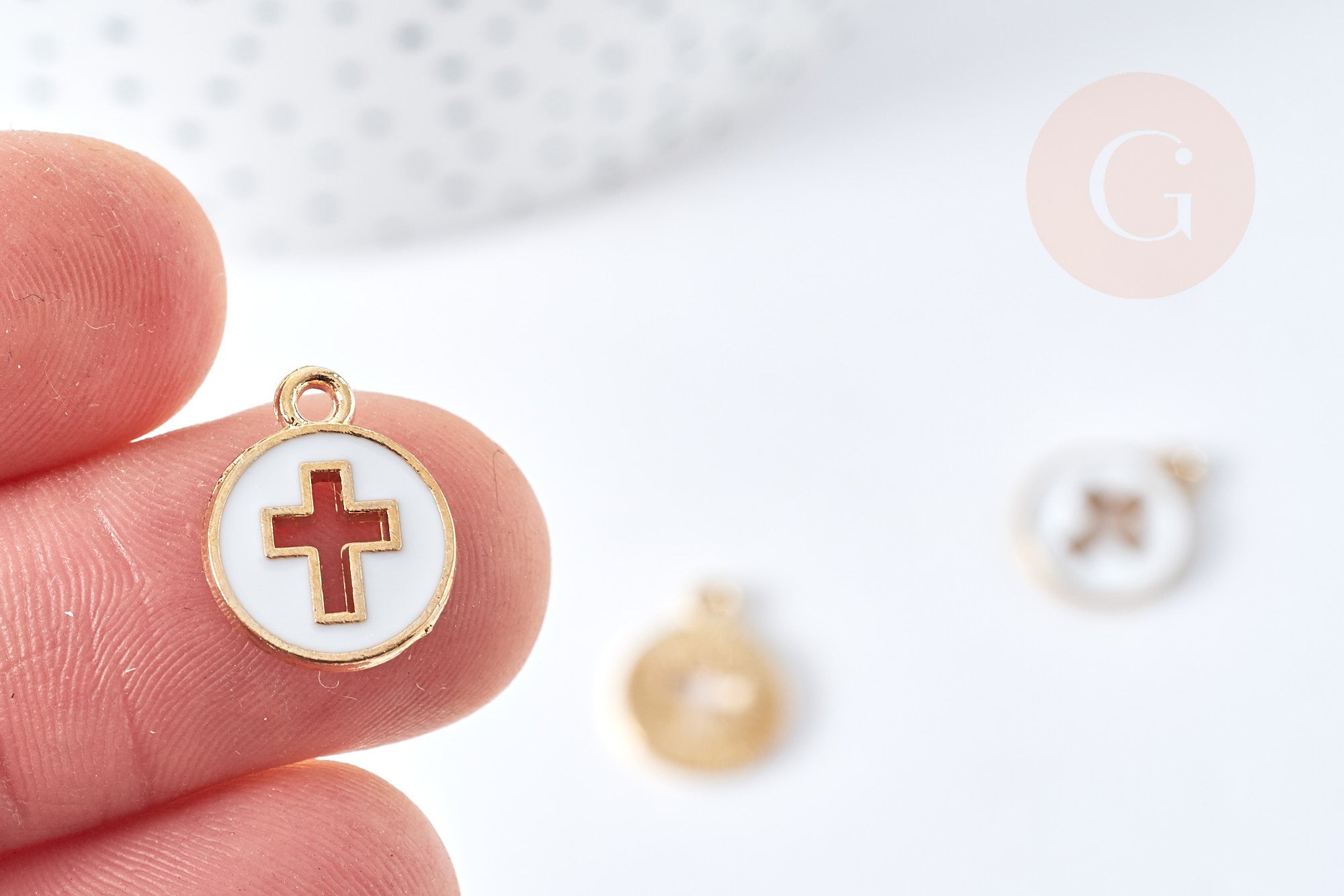 Pendentif rond croix zamac doré émail blanc 15mm, x5 (G8418)