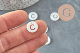 Pendentif rond lettre majuscule évidée nacre blanche naturelle 12mm, x1 (G9761)