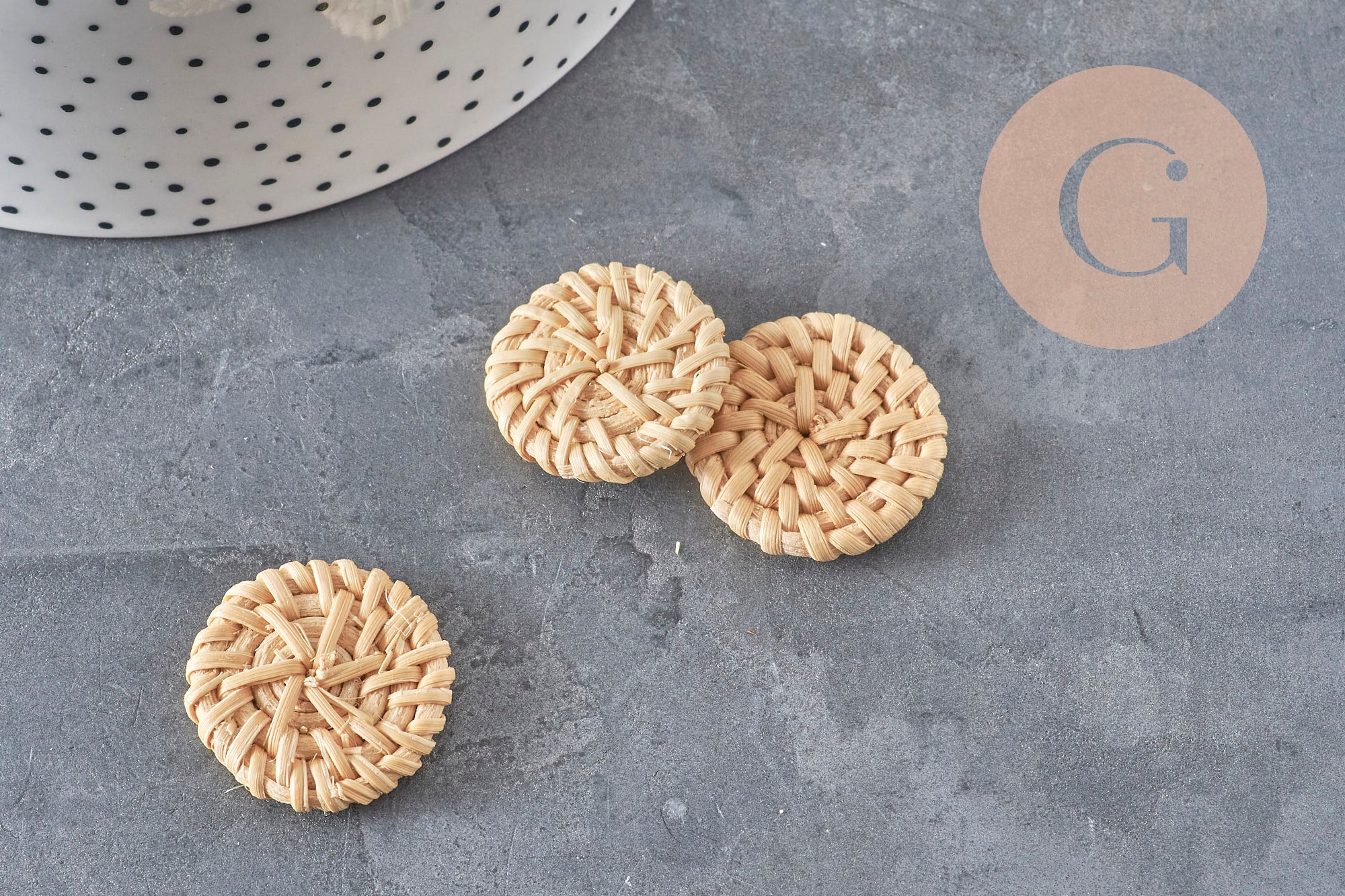 Lot de trois pendentifs ronds en osier tressé naturel clair, 19-25mm, pour bijoux bohèmes et créations artisanales.