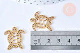 Pendentif tortue acier 201 inoxydable doré 18K 24mm, x1 (G7128) présenté sur fond blanc avec règle métallique pour indication de taille, accessoire bijou DIY de qualité.