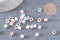 Perle carré Lettre Alphabet plastique blanc lettre multicolore,création bracelet,6mm, x10Gr (G3799)