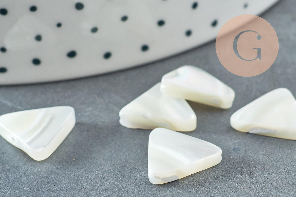Perle triangle nacre blanche naturelle ,pendentif triangle nacre, bijou nacre 12mm, x10 (G2186)