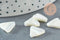 Perle triangle nacre blanche naturelle ,pendentif triangle nacre, bijou nacre 12mm, x10 (G2186)