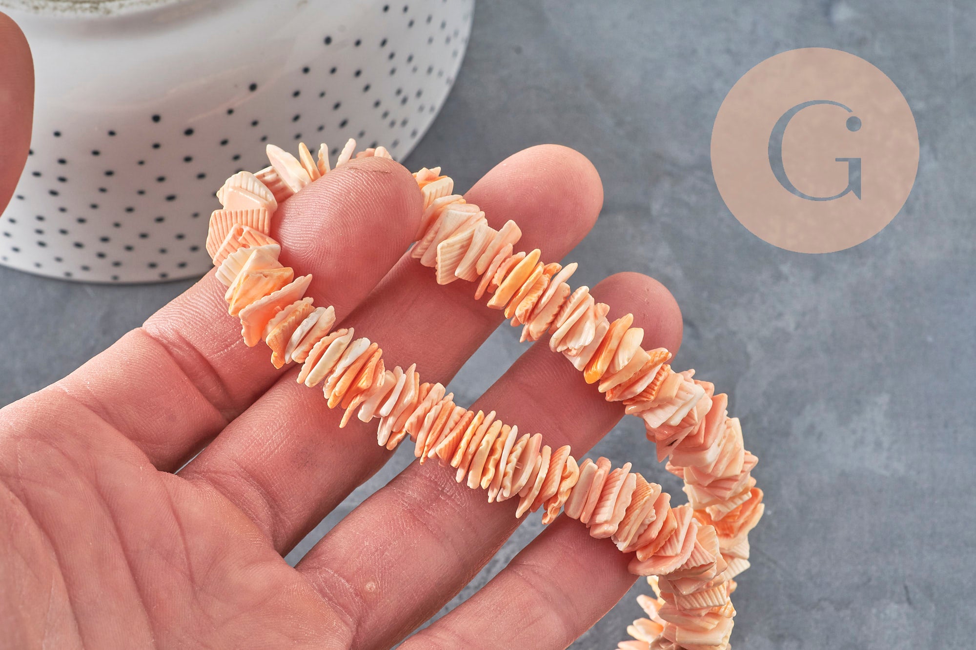 Main tenant un fil de perles chips coquillage naturel coloré 10-20mm pour bijoux DIY.