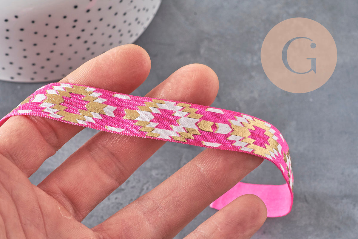 Ruban élastique rose de 16mm avec motif aztèque géométrique doré pour bijoux DIY et accessoires bohèmes.