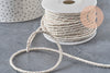 Bobine de cordon satiné torsadé beige de 3 mm en nylon pour bijoux et loisirs créatifs.