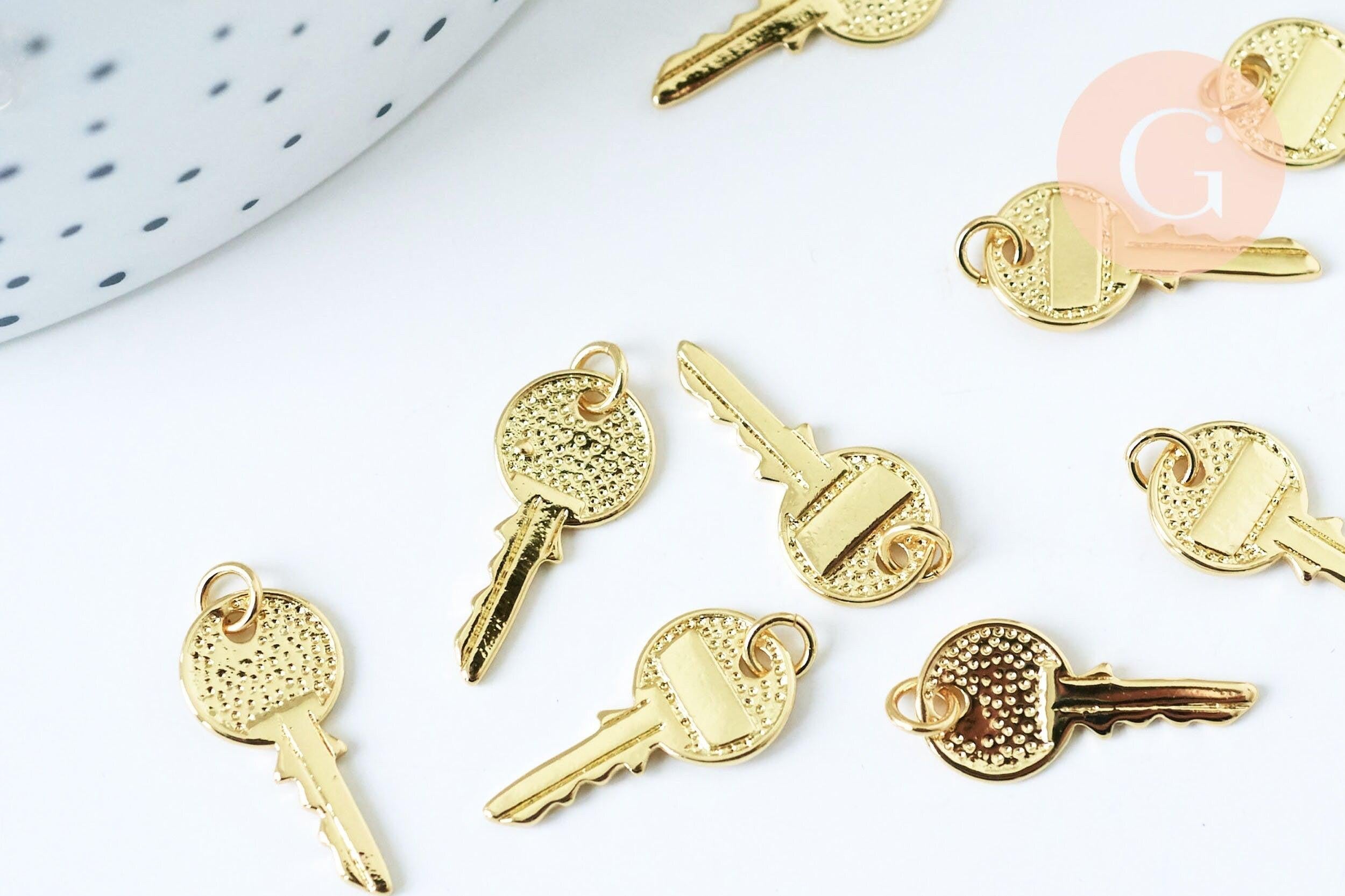 Pendentif breloque clef laiton doré 28.5mm, un pendentif d'amour pour création de bijou doré clé en laiton, x1 (G6173)